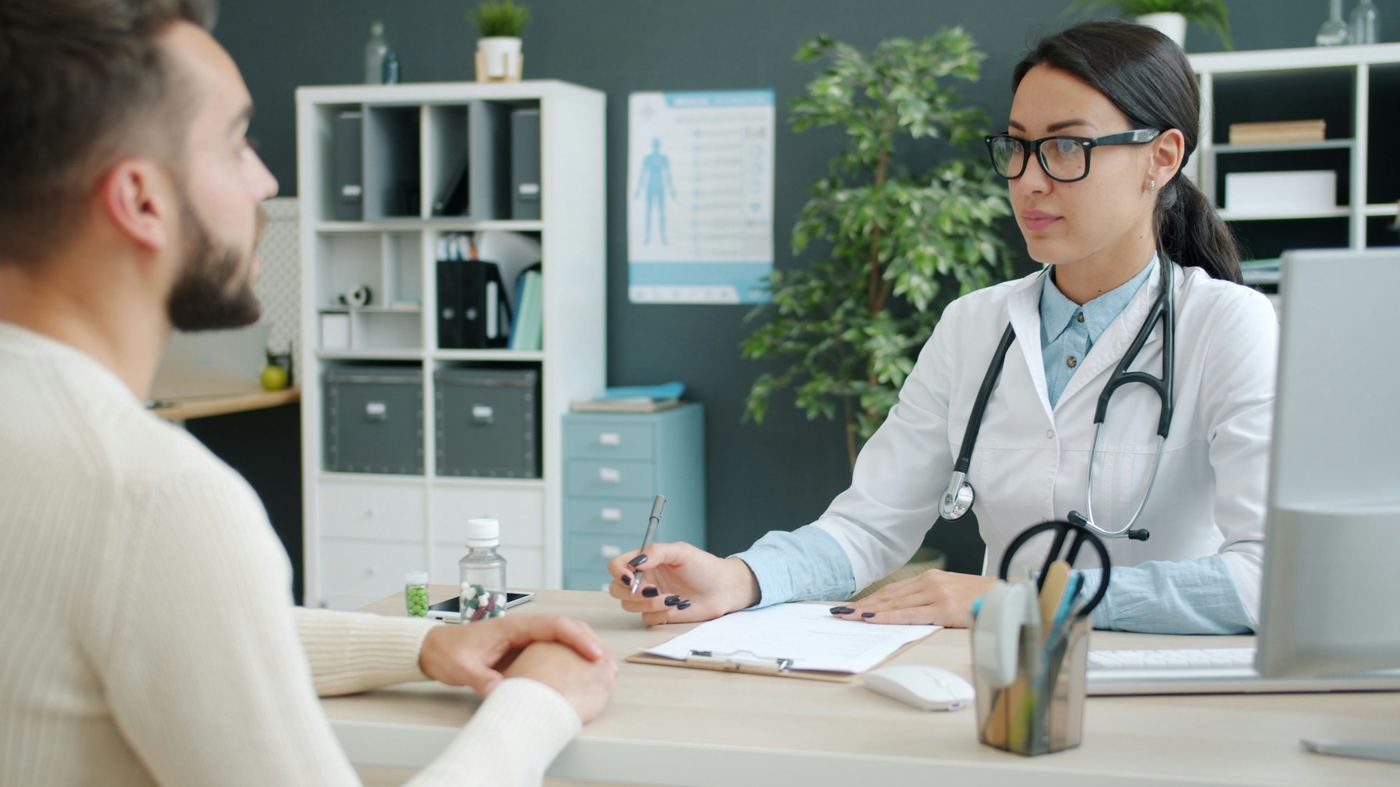 Médica atendiendo a un paciente en consulta